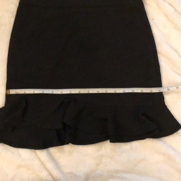 Black flouncy/ruffle bottom mini skirt. Forever 21 - Picture 8 of 9